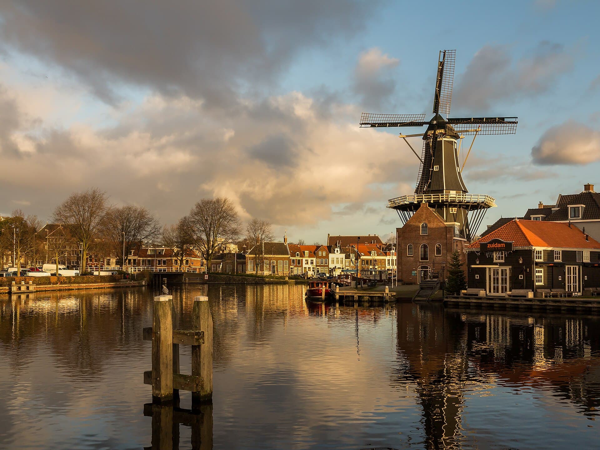 Molen De Adriaan aan het Spaarne in Haarlem bij avondlicht