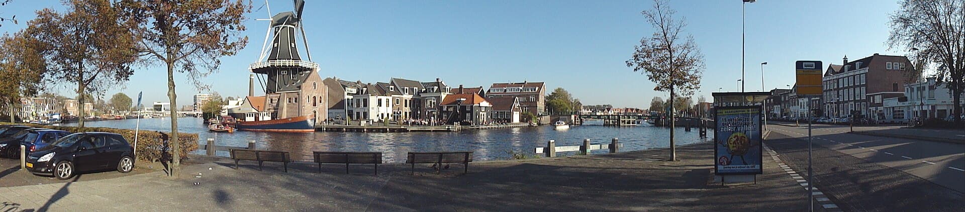 Panorama van het Spaarne in Haarlem met molen De Adriaan