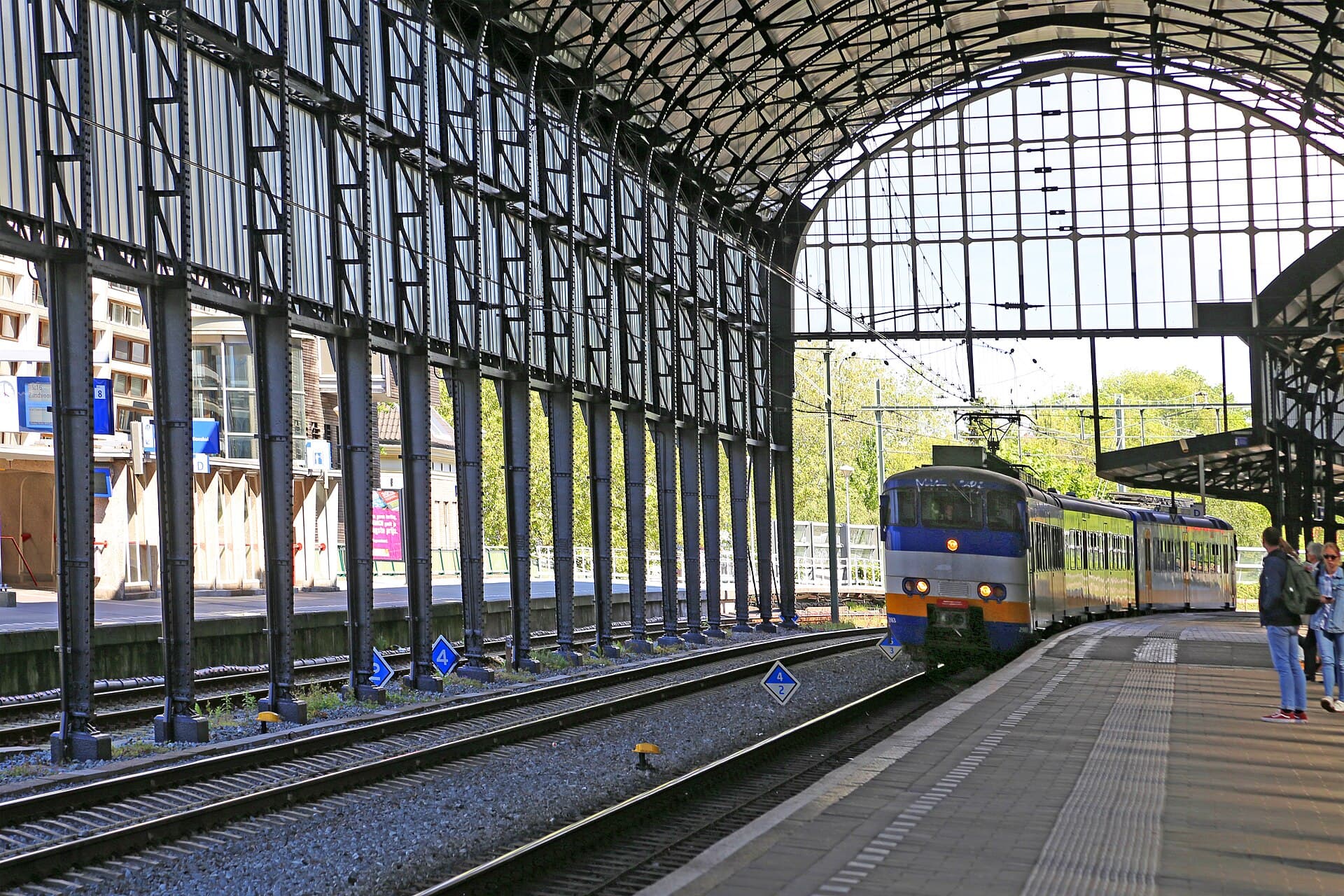 De monumentale overkapping van station Haarlem met treinen langs het perron